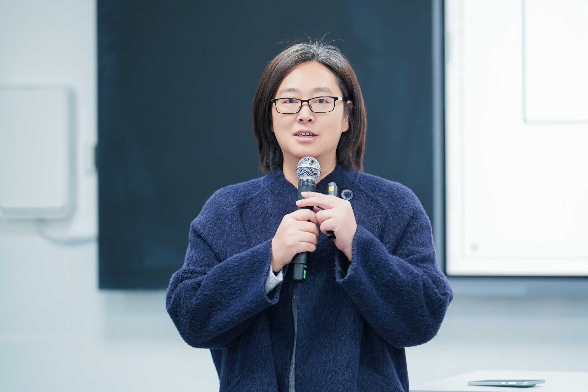 美术_李燕_“左手调色盘，右手刻度尺。心中自有方圆，笔下皆是生